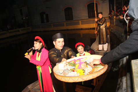 'Liền chị' hát còn 'liền anh' ngả nón xin tiền.