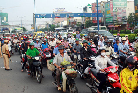 Độc giả cho rằng nên thay đổi vị trí đứng của cảnh sát giao thông. (Ảnh: Internet).