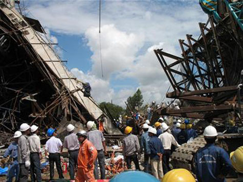 Vụ sập cầu Cần Thơ được coi là vụ sập do giàn giáo gây ra nghiêm trọng nhất trong lịch sử Việt Nam. Vụ sập đã khiến hàng trăm công nhân chết và bị thương. Nguyên nhân sau đó được xác định là do lún lệch đài móng trụ tạm dẫn đến hai nhịp cầu dẫn cao khoảng 30 mét giữa ba trụ cầu đang được xây dựng thì bị đổ sụp, kéo theo giàn giáo cùng nhiều công nhân, kỹ sư đang làm việc xuống đất.