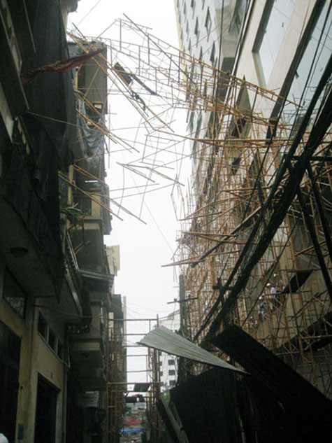 Vào khoảng 15h30 chiều 24/8, tại công trình xây dựng tòa nhà hỗn hợp Sông Đà – Hà Đông, một giàn giáo cao khoảng 30m bất ngờ đổ sập xuống khu tập thể trường ĐH Kiến Trúc (nằm trên đường Nguyễn Trãi, Hà Đông, Hà Nội) khiến hai ngôi nhà số 14 và 16, khu B bị ảnh hưởng trực tiếp. Riêng ngôi nhà số 14, hầu như phần mái tôn đã bị hư hỏng nặng.