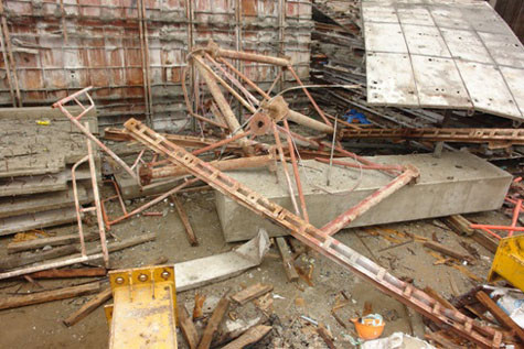 Khoảng 8h40 ngày 27- 9, đang thi công trên giàn giáo ở tầng 6 công trình xây dựng trung tâm thương mại chợ Mơ, quận Hai Bà Trưng, Hà Nội 2 công nhân bất ngờ bị rơi xuống đất, trọng thương do sàn bê tông va vào khiến giàn giáo bị gãy.