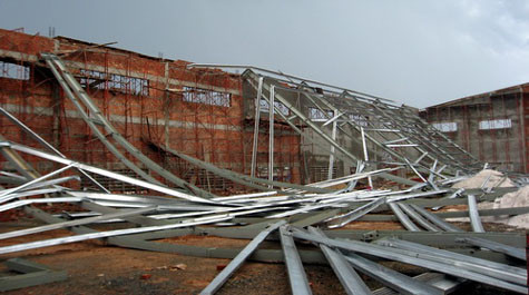 Lúc 10g30 ngày 17/9/2011 trong lúc thi công lắp đặt hệ thống xà gồ sắt nặng hàng chục tấn để lợp mái cho công trình nhà xưởng số 1 của Công ty TNHH Tường Tựu, bất ngờ giàn xà gồ đổ sập đè 13 công nhân bị thương. Trong đó có 2 người bất tỉnh tại chỗ, 1 người gãy tay, số còn lại bị trầy xước quanh thân thể.