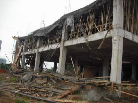 Khoảng 15 giờ ngày 20/8/2011, đã xảy ra một sập giàn giáo tại công trường thi công Trung tâm thương mại và khách sạn Phú Lâm, đường Nguyễn Trãi, phường Quán Bàu, TP. Vinh, Nghệ An khiến 2 người bị thương nặng, trong đó có cả chủ thầu...