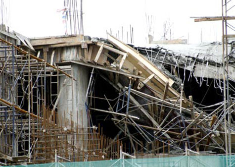 Rạng sáng nay (30/12/2008), giàn giáo tại công trình cao ốc văn phòng và thương mại CR4-1, nằm trong khu Phú Mỹ Hưng, quận 7, TP HCM bất ngờ sập xuống làm 14 nữ công nhân bị thương, một người tử vong tại chỗ, người khác bị vùi lấp chưa tìm thấy.