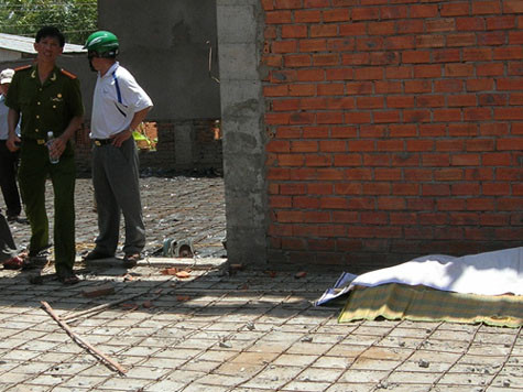 11 giờ ngày 26/4/2011, một vụ tai nạn lao động xảy ra tại công trình đang xây dựng của Trung tâm giống cây trồng tỉnh Sóc Trăng ở xã Tân Hưng, huyện Long Phú làm 1 người chết, 3 người bị thương. 11 giờ ngày 26/4/2011, một vụ tai nạn lao động xảy ra tại công trình đang xây dựng của Trung tâm giống cây trồng tỉnh Sóc Trăng ở xã Tân Hưng, huyện Long Phú làm 1 người chết, 3 người bị thương.