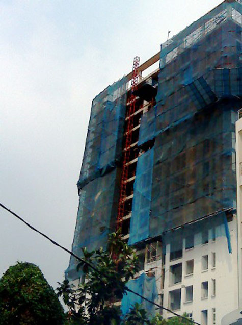 Vụ tai nạn lao động nghiêm trọng xảy ra vào trưa 15/2/2012 tại công trình xây dựng căn hộ Phú Đạt (đóng tại số 45D/26 đường D5, phường 25, quận Bình Thạnh). Đang xúc xà bần trên tầng 6 của căn nhà thì bất ngờ tấm ván bị lật nghiêng, 3 công nhân rơi thẳng xuống tầng hầm, bị đất đá vùi lấp. Vụ tai nạn lao động nghiêm trọng xảy ra vào trưa 15/2/2012 tại công trình xây dựng căn hộ Phú Đạt (đóng tại số 45D/26 đường D5, phường 25, quận Bình Thạnh). Đang xúc xà bần trên tầng 6 của căn nhà thì bất ngờ tấm ván bị lật nghiêng, 3 công nhân rơi thẳng xuống tầng hầm, bị đất đá vùi lấp.