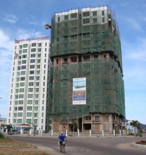 Khoảng 11g sáng 8-5-2011, tại công trình Khu chung cư cao cấp Đầm sinh thái Đống Đa cao 15 tầng của Tập đoàn Hoàng Anh Gia Lai đang thi công tại phường Đống Đa, TP Quy Nhơn (Bình Định) đã xảy ra một vụ tai nạn lao động chết người. Khoảng 11g sáng 8-5-2011, tại công trình Khu chung cư cao cấp Đầm sinh thái Đống Đa cao 15 tầng của Tập đoàn Hoàng Anh Gia Lai đang thi công tại phường Đống Đa, TP Quy Nhơn (Bình Định) đã xảy ra một vụ tai nạn lao động chết người.