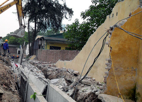 Khoảng 10h sáng 30/5/2011, một bức tường rào của tòa nhà 87 Lĩnh Nam - Công ty đay Hà Nội, bất ngờ đổ sập khiến hai công nhân bị thương nặng. Khoảng 10h sáng 30/5/2011, một bức tường rào của tòa nhà 87 Lĩnh Nam - Công ty đay Hà Nội, bất ngờ đổ sập khiến hai công nhân bị thương nặng.