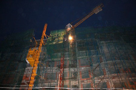 Tối 24/10/2010, tại một công trường xây dựng ở Đê La Thành, Đống Đa, Hà Nội, thang máy trở 2 công nhân bất ngờ đứt cáp khi lên đến tầng 6. Hai công nhân bị thương nặng do thang rơi thẳng xuống đất. Tối 24/10/2010, tại một công trường xây dựng ở Đê La Thành, Đống Đa, Hà Nội, thang máy trở 2 công nhân bất ngờ đứt cáp khi lên đến tầng 6. Hai công nhân bị thương nặng do thang rơi thẳng xuống đất.