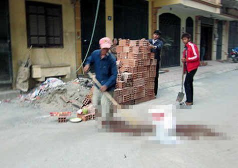 Khoảng 15h hôm nay, 5/12/2011, một vụ tai nạn lao động đã xảy ra tại khu tập thể thương binh 27/7, tổ 60, phường Yên Hoà, quận Cầu Giấy. Trong lúc đưa vật liệu xây dựng lên tầng 6 bằng ròng rọc, một công nhân đã bị ngã xuống đất, tử vong tại chỗ. Khoảng 15h hôm nay, 5/12/2011, một vụ tai nạn lao động đã xảy ra tại khu tập thể thương binh 27/7, tổ 60, phường Yên Hoà, quận Cầu Giấy. Trong lúc đưa vật liệu xây dựng lên tầng 6 bằng ròng rọc, một công nhân đã bị ngã xuống đất, tử vong tại chỗ.