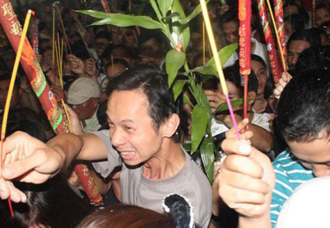 Chen nhau để cắm hương. Chen nhau để cắm hương.