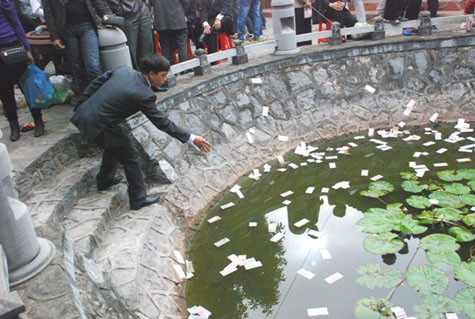 Rải cả tiền lẻ xuống hồ. Rải cả tiền lẻ xuống hồ.