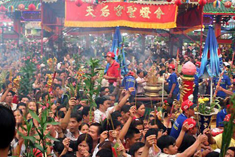 Cảnh chen lấn xô đẩy ở không ít chùa tại khu vực phía Nam. Cảnh chen lấn xô đẩy ở không ít chùa tại khu vực phía Nam.