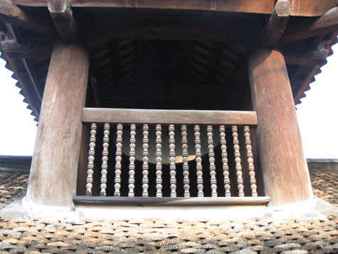 Và một bên thượng điện là gác khánh. Và một bên thượng điện là gác khánh.