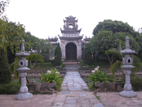 Cho là trời phật ban quả chuông thần, nhân dân trong làng đã cùng góp công, góp của xây dựng một ngôi chùa để đưa chuông vào thờ. Mỗi lần đánh tiếng chuông vang rất xa. Chính vì vậy chùa còn có tên khác là Kim Chung Tự, tức chùa Chuông vàng. Trong đôi câu đối phía sau tam quan chùa có ghi: “Kim chung Phật tích thiên niên ký. Thạch bích linh truyền vạn cổ hương”, nghĩa là “Dấu Phật chuông vàng ngàn năm ghi lại. Đá xanh linh ứng muôn thuở tỏa hương”. Cho là trời phật ban quả chuông thần, nhân dân trong làng đã cùng góp công, góp của xây dựng một ngôi chùa để đưa chuông vào thờ. Mỗi lần đánh tiếng chuông vang rất xa. Chính vì vậy chùa còn có tên khác là Kim Chung Tự, tức chùa Chuông vàng. Trong đôi câu đối phía sau tam quan chùa có ghi: “Kim chung Phật tích thiên niên ký. Thạch bích linh truyền vạn cổ hương”, nghĩa là “Dấu Phật chuông vàng ngàn năm ghi lại. Đá xanh linh ứng muôn thuở tỏa hương”.