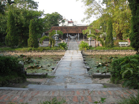 Tương truyền vào năm đại hồng thủy, một quả chuông vàng không biết từ đâu đã trôi dạt vào bãi bồi sông Cái (tên gọi khác của sông Hồng) thuộc thôn Nhân Dục. Dân các nơi đua nhau đến kéo chuông về thờ nhưng chỉ có dân làng Nhân Dục mới làm được. Tương truyền vào năm đại hồng thủy, một quả chuông vàng không biết từ đâu đã trôi dạt vào bãi bồi sông Cái (tên gọi khác của sông Hồng) thuộc thôn Nhân Dục. Dân các nơi đua nhau đến kéo chuông về thờ nhưng chỉ có dân làng Nhân Dục mới làm được.