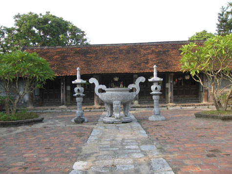 Khoảng sân rộng phía trước được lát hoàn toàn bằng gạch Bát Tràng. Chính giữa là con đường đá xanh dẫn vào khu tiền đường. Theo quan niệm của nhà Phật, đây chính là con đường Nhất chính đạo, con đường chính, duy nhất đưa con người thoát khỏi bể khổ ở đời. Khoảng sân rộng phía trước được lát hoàn toàn bằng gạch Bát Tràng. Chính giữa là con đường đá xanh dẫn vào khu tiền đường. Theo quan niệm của nhà Phật, đây chính là con đường Nhất chính đạo, con đường chính, duy nhất đưa con người thoát khỏi bể khổ ở đời.