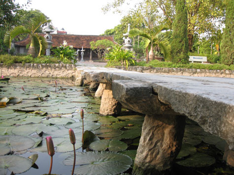 Qua cổng tam quan của chùa, du khách sẽ bước qua chiếc cầu đá, được xếp bằng những phiến đá xanh to, dài 3m, rộng 2m, dày 0,5m được khởi dựng vào năm 1702, bắc qua hồ sen. Qua cổng tam quan của chùa, du khách sẽ bước qua chiếc cầu đá, được xếp bằng những phiến đá xanh to, dài 3m, rộng 2m, dày 0,5m được khởi dựng vào năm 1702, bắc qua hồ sen.