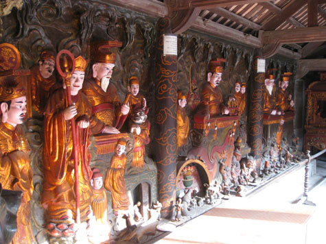 Những bức phù điêu gỗ Thập điện Diêm Vương hay hai cung động được đắp bằng đất sét diễn tả cảnh Đường Tăng đi lấy kinh, cảnh địa ngục trần gian ở hai bên hành lang khuyên răn mỗi con người phải biết tu nhân, tích đức nhiều hơn. Những bức phù điêu gỗ Thập điện Diêm Vương hay hai cung động được đắp bằng đất sét diễn tả cảnh Đường Tăng đi lấy kinh, cảnh địa ngục trần gian ở hai bên hành lang khuyên răn mỗi con người phải biết tu nhân, tích đức nhiều hơn.