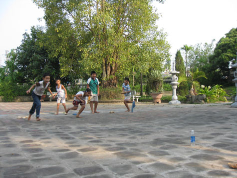 Vào mỗi buổi chiều, sân trước chùa luôn là nơi được nhiều trẻ em lui tới vui chơi trong cảnh yên ắng, thanh bình. Vào mỗi buổi chiều, sân trước chùa luôn là nơi được nhiều trẻ em lui tới vui chơi trong cảnh yên ắng, thanh bình.