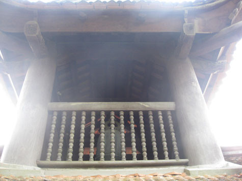 Nghe tên chùa, hẳn nhiều người sẽ nghĩ ngôi chùa có nhiều chuông, nhưng thực tế cũng như bao ngôi chùa khác, ở đây chỉ có một chiếc chuông cao chừng hơn một mét, được đặt trên gác chuông kết với nhà thượng điện. Nghe tên chùa, hẳn nhiều người sẽ nghĩ ngôi chùa có nhiều chuông, nhưng thực tế cũng như bao ngôi chùa khác, ở đây chỉ có một chiếc chuông cao chừng hơn một mét, được đặt trên gác chuông kết với nhà thượng điện.