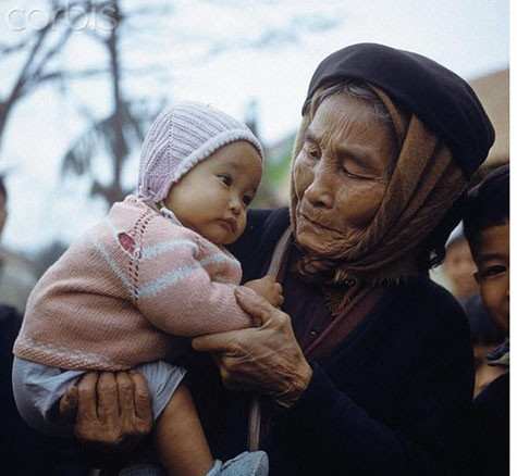Bà và cháu trên một khu phố Hà Nội năm 1973. Bà và cháu trên một khu phố Hà Nội năm 1973.