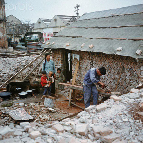 Ba em nhỏ trong một gia đình Hà Nội sau những cuộc oanh tạc ác liệt của máy bay Mỹ vào năm 1972. Ba em nhỏ trong một gia đình Hà Nội sau những cuộc oanh tạc ác liệt của máy bay Mỹ vào năm 1972.