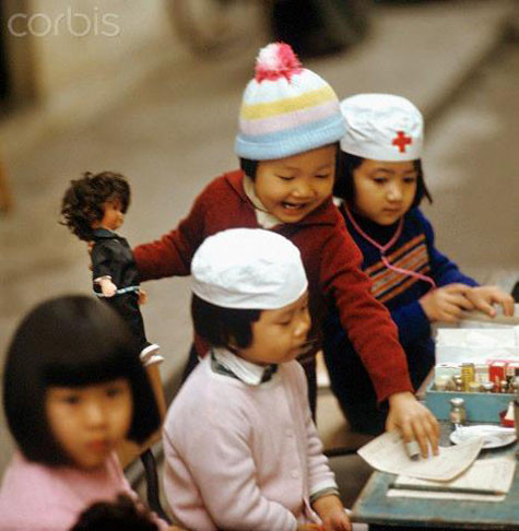 Các cô bé Hà Nội đang diễn trò chơi bác sĩ trong một nhà trẻ ở Nghi Tàm, Hà Nội năm 1973. Các cô bé Hà Nội đang diễn trò chơi bác sĩ trong một nhà trẻ ở Nghi Tàm, Hà Nội năm 1973.
