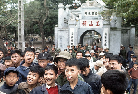 Những đứa trẻ tập trung trước cổng một di tích lịch sử ở Hà Nội năm 1973 Những đứa trẻ tập trung trước cổng một di tích lịch sử ở Hà Nội năm 1973