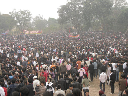 Lượng người rất đông đúc ở khu vực sân lễ hội.