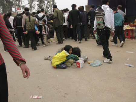 Dòng người đổ về hội Lim đông đúc cũng là dịp để những "cái bang" như thế này lộng hành.