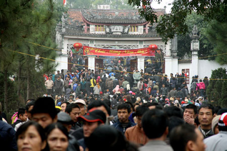 Dòng người đông nghẹt tiến vào khu vực lễ hội.