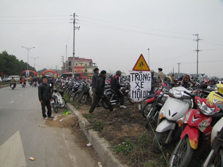 Những bãi gửi xe đông chặt, với mức giá cao ngất ngưởng.