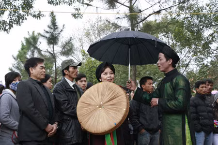 Mặc dù đã trao nhau những câu hát tình tứ là vậy, nhưng theo lệ cũ, những liền anh, liền chị này không được phép lấy nhau. Mặc dù đã trao nhau những câu hát tình tứ là vậy, nhưng theo lệ cũ, những liền anh, liền chị này không được phép lấy nhau.