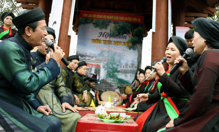 Những liền anh, liền chị có tuổi cũng say sưa với những câu hát mộc mạc mà chân tình. Những liền anh, liền chị có tuổi cũng say sưa với những câu hát mộc mạc mà chân tình.