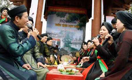 Những liền anh, liền chị có tuổi cũng say sưa với những câu hát mộc mạc mà chân tình. Những liền anh, liền chị có tuổi cũng say sưa với những câu hát mộc mạc mà chân tình.