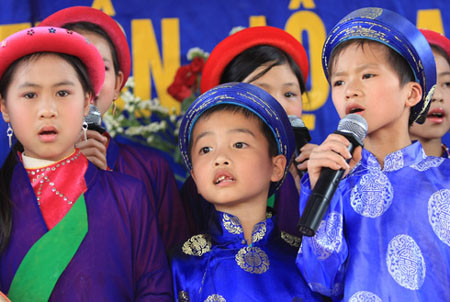 Những liền anh, liền chị "nhí" này sẽ mang những làn điệu quan họ mộc mạc mà nghĩa tình bay cao, bay xa hơn trong tương lai. Những liền anh, liền chị "nhí" này sẽ mang những làn điệu quan họ mộc mạc mà nghĩa tình bay cao, bay xa hơn trong tương lai.