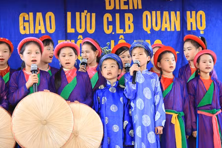 Cùng những liền anh "nhí" trong những câu hát. Cùng những liền anh "nhí" trong những câu hát.