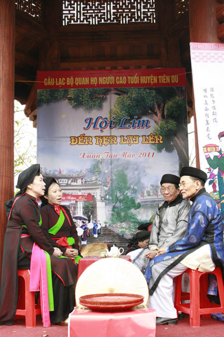 Theo những liền anh, liền chị có tuổi thì họ chỉ có thể gặp nhau trong những ngày lễ, còn sau những ngày lễ thì họ lại phải buộc chia tay bởi lệ không thể bỏ. Theo những liền anh, liền chị có tuổi thì họ chỉ có thể gặp nhau trong những ngày lễ, còn sau những ngày lễ thì họ lại phải buộc chia tay bởi lệ không thể bỏ.