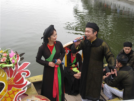 Những câu hát quan họ giao duyên của các liền anh, liền chị ở Hội Lim đã làm đắm say biết bao lòng người. Những câu hát quan họ giao duyên của các liền anh, liền chị ở Hội Lim đã làm đắm say biết bao lòng người.