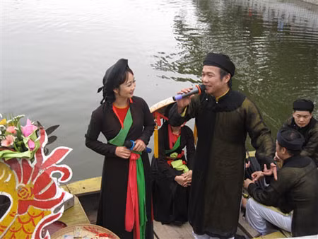 Những câu hát quan họ giao duyên của các liền anh, liền chị ở Hội Lim đã làm đắm say biết bao lòng người. Những câu hát quan họ giao duyên của các liền anh, liền chị ở Hội Lim đã làm đắm say biết bao lòng người.