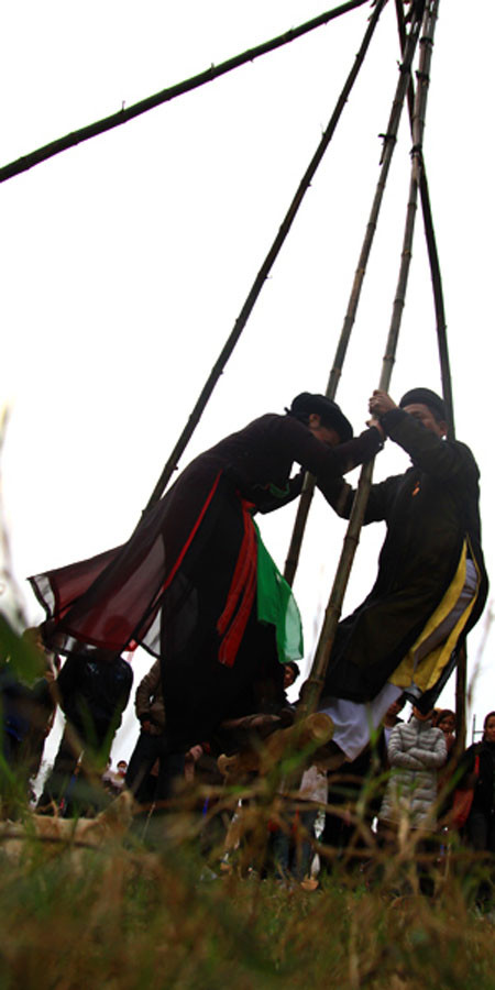 Những liền anh, liền chị cùng nhau chơi trò đánh đu. Những liền anh, liền chị cùng nhau chơi trò đánh đu.