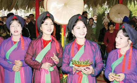 Những liền chị xinh tươi bên câu hát thắm tình, thắm nghĩa. Những liền chị xinh tươi bên câu hát thắm tình, thắm nghĩa.