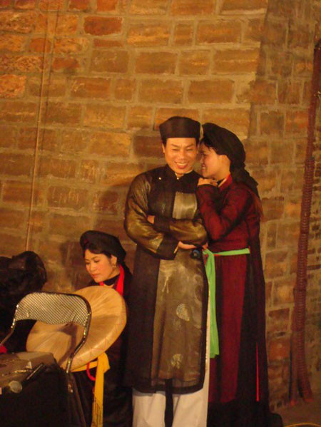 Tình tứ bên nhau ở phía sau sân khấu. Tình tứ bên nhau ở phía sau sân khấu.