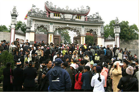 Chen nhau vào khu vực đền thờ.