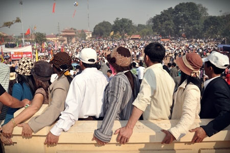 Để có thể xem hội, nhiều người đã phải chọn cách này.