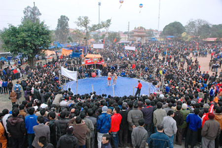 Chật kín người bên ngoài theo dõi các trò chơi truyền thống.