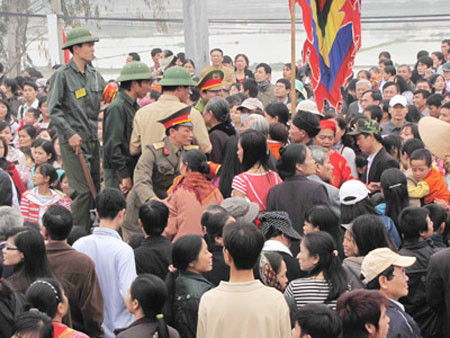 Lực người quá đông khiến lượng chức năng phải làm việc rất vất vả nhưng cũng không cải thiện được tình hình là mấy.