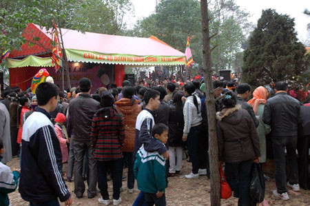 Tập trung xung quanh những điểm hát quan họ trong lễ hội.