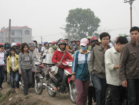 Không đi nổi xe, nhiều người chọn phương án đi bộ để vào hội.